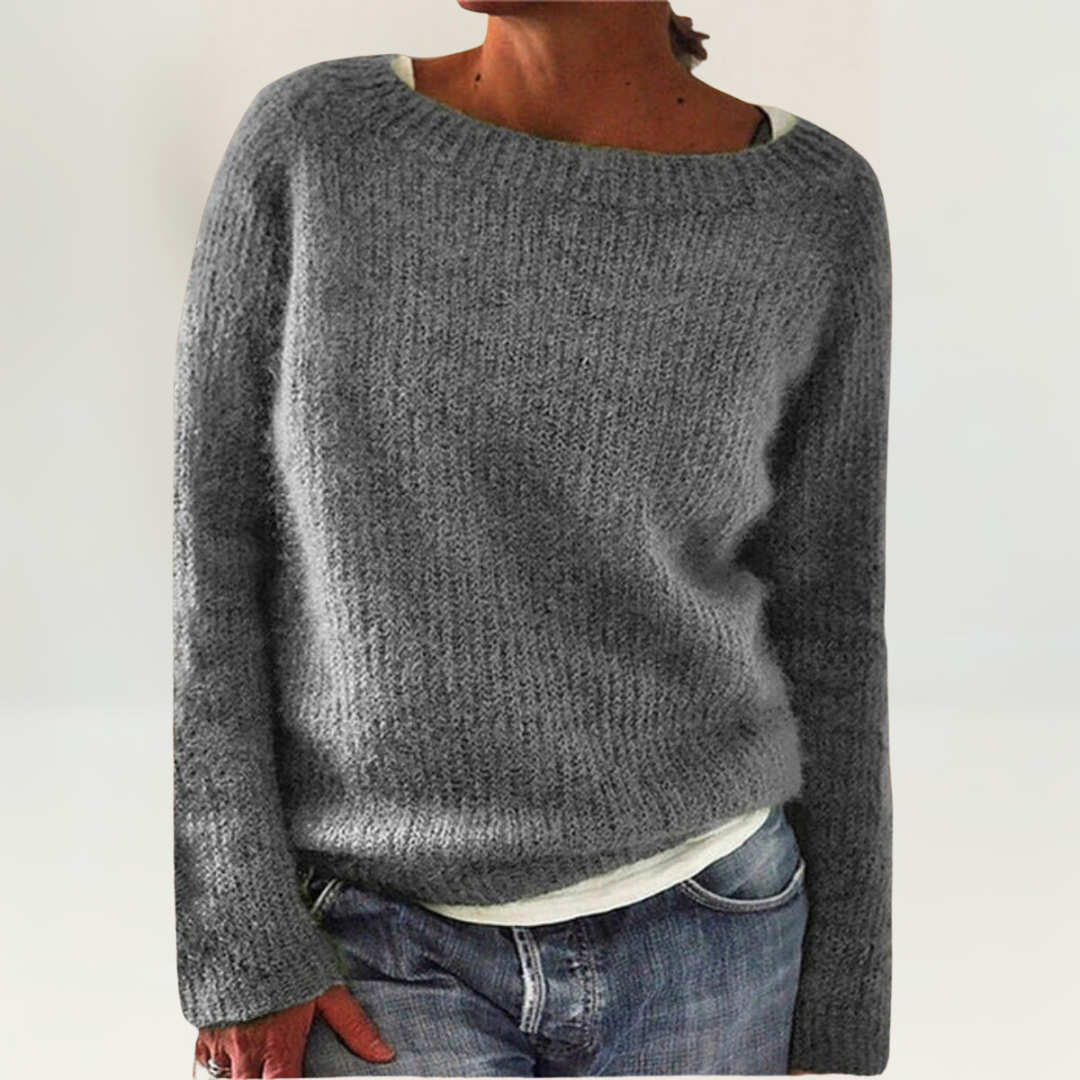 Pull confortable Suzy de Danoir Paris en tricot doux, porté sur un mannequin, couleur neutre et coupe décontractée.