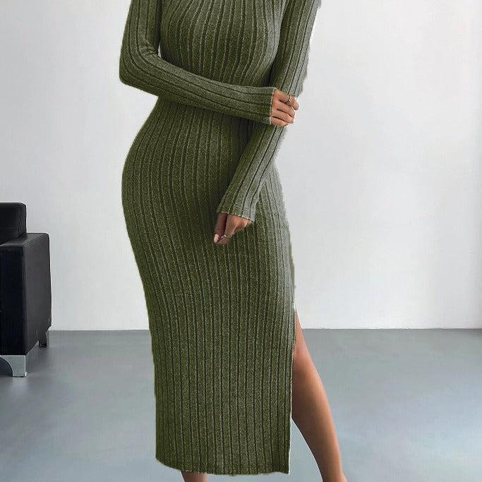 Robe longue tricotée pour femmes Lina de Danoir Paris, manche longue, élégante et confortable, portée sur un fond neutre.