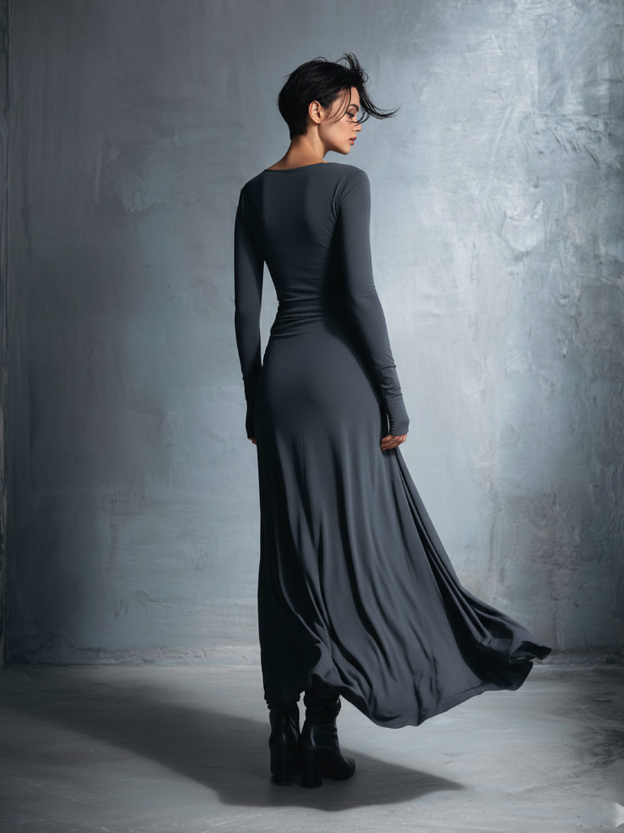 Robe longue Naomie Danoir Paris avec nœud latéral, style élégant et fluide, portée en image.
