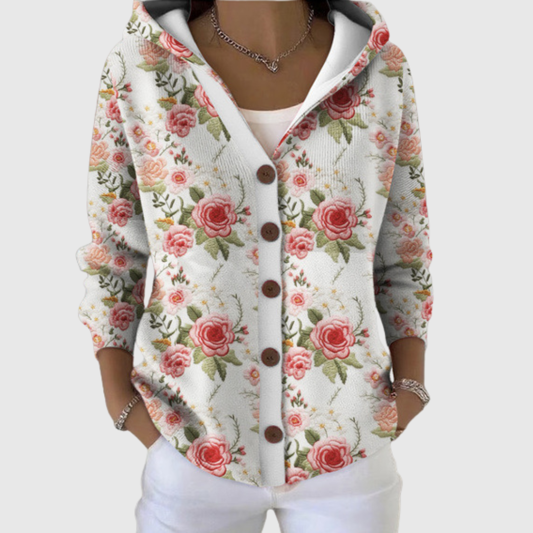 Cardigan Danoir Paris en maille confortable à capuche, porté, avec boutons et poches, couleur gris clair.