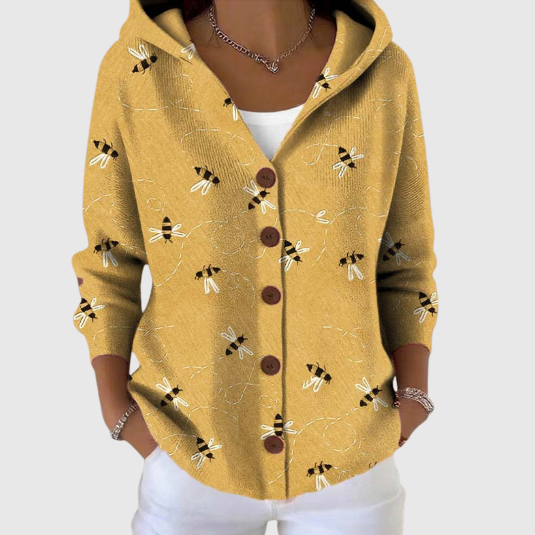 Cardigan Danoir Paris en maille avec capuche, doux et confortable, porté en détail, couleur neutre, style décontracté.