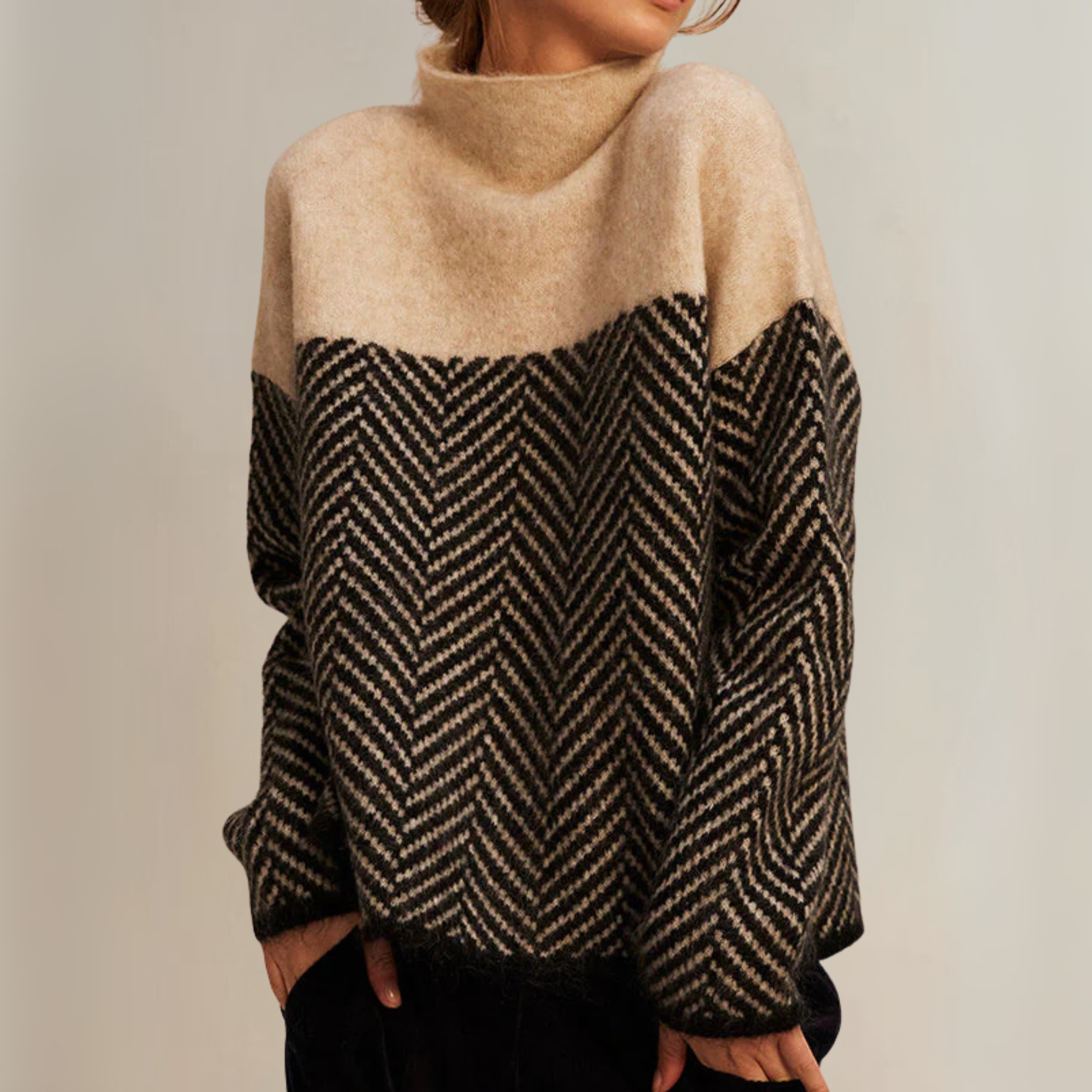 Pull en coton Norah de Danoir Paris, à col montant, porté sur un mannequin, couleur neutre, style décontracté et élégant.