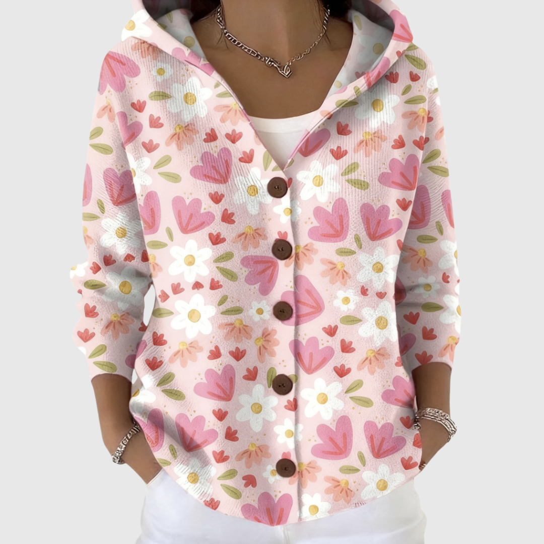 Cardigan en maille confort à capuche Danoir Paris, doux et chaud, porté avec des manches longues et une fermeture à boutons.