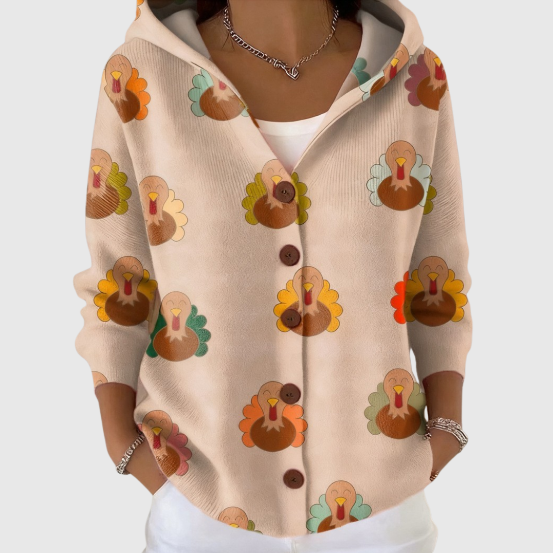 Cardigan confortable à capuche en maille Danoir Paris, doux et chaud, porté sur un modèle en intérieur.