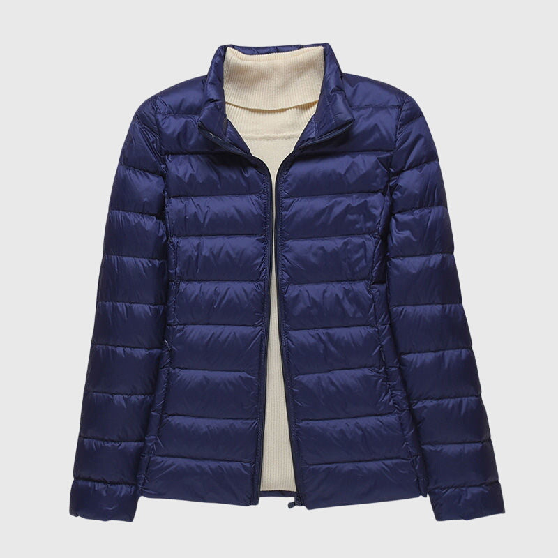 Veste matelassée ultra-légère Lily™ de Danoir Paris, en tissu léger, avec fermeture éclair et col montant, vue de face.