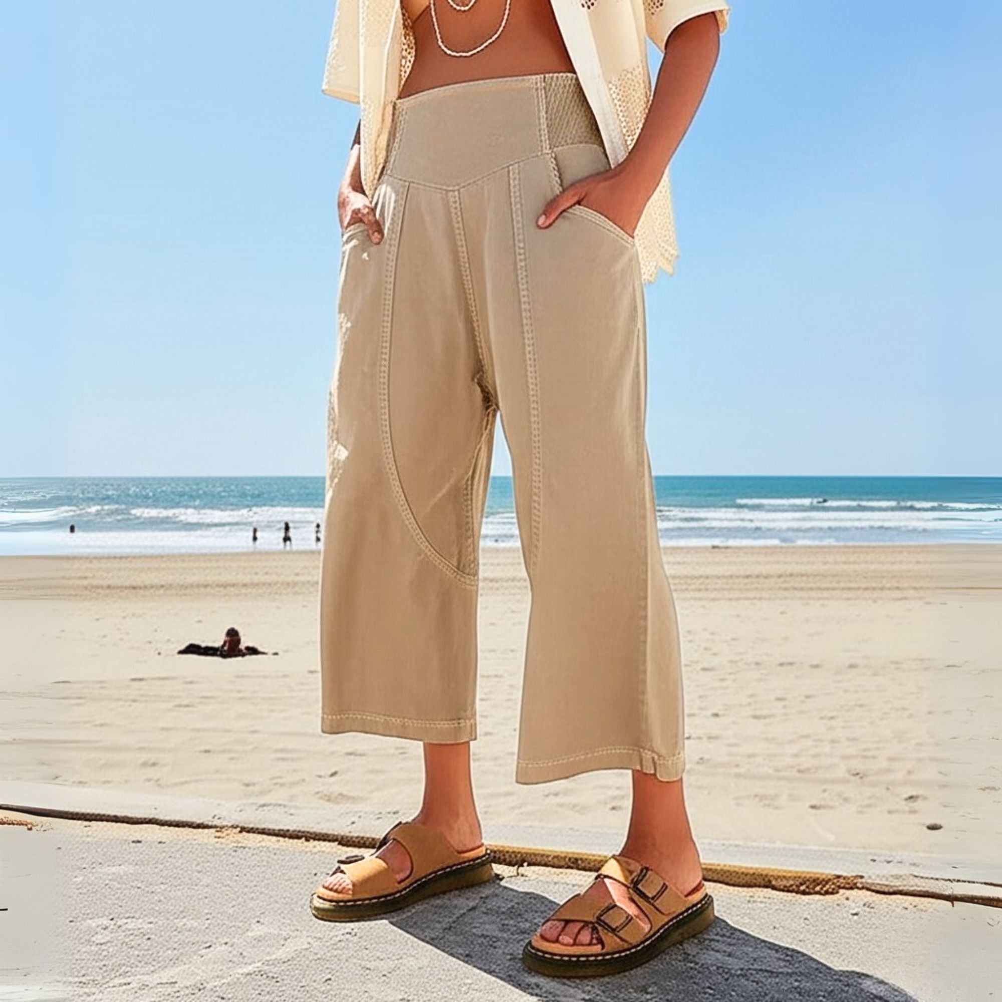 Pantalon Camille de Danoir Paris en tissu noir, ajusté avec ceinture et poches, porté par un mannequin.