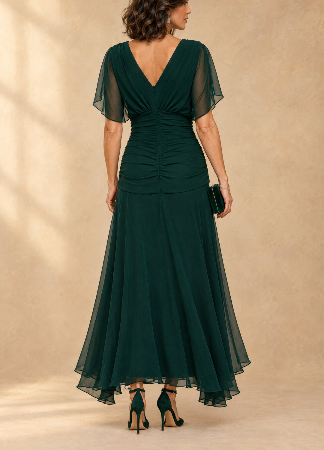 Robe maxi de soirée Danoir Paris Emma, robe longue drapée à col V élégante, portée pour une occasion spéciale.