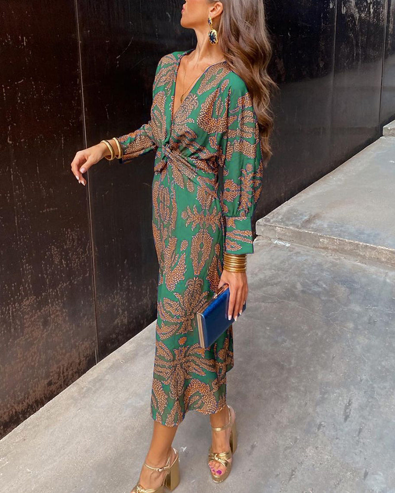 Robe midi femme imprimée à manches longues Danoir Paris, style élégant et moderne, portée dans une scène de mode.