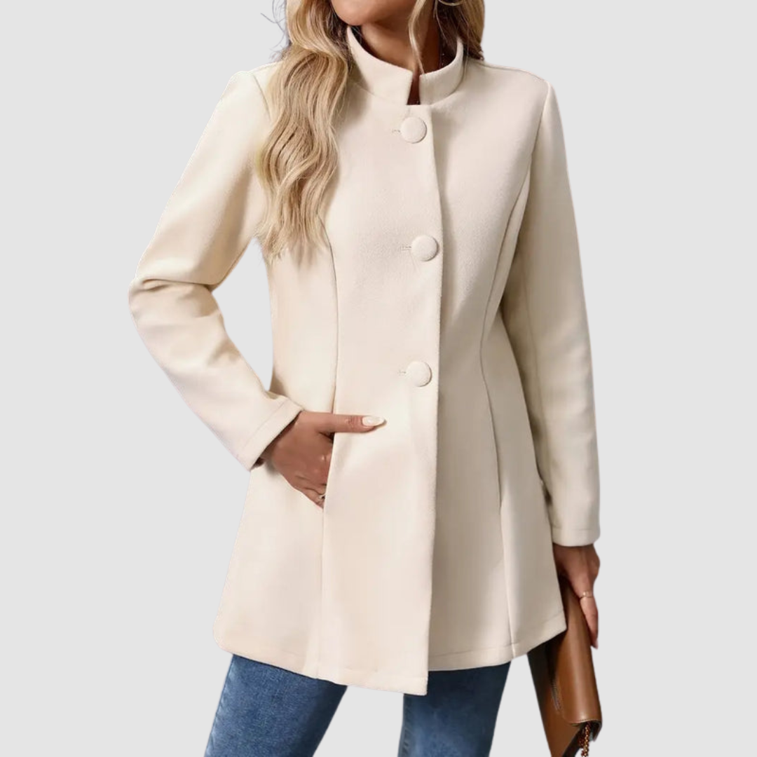 Veste élégante intemporelle Vera™ de Danoir Paris, vue en gros plan avec détails de couture et tissu sophistiqué.
