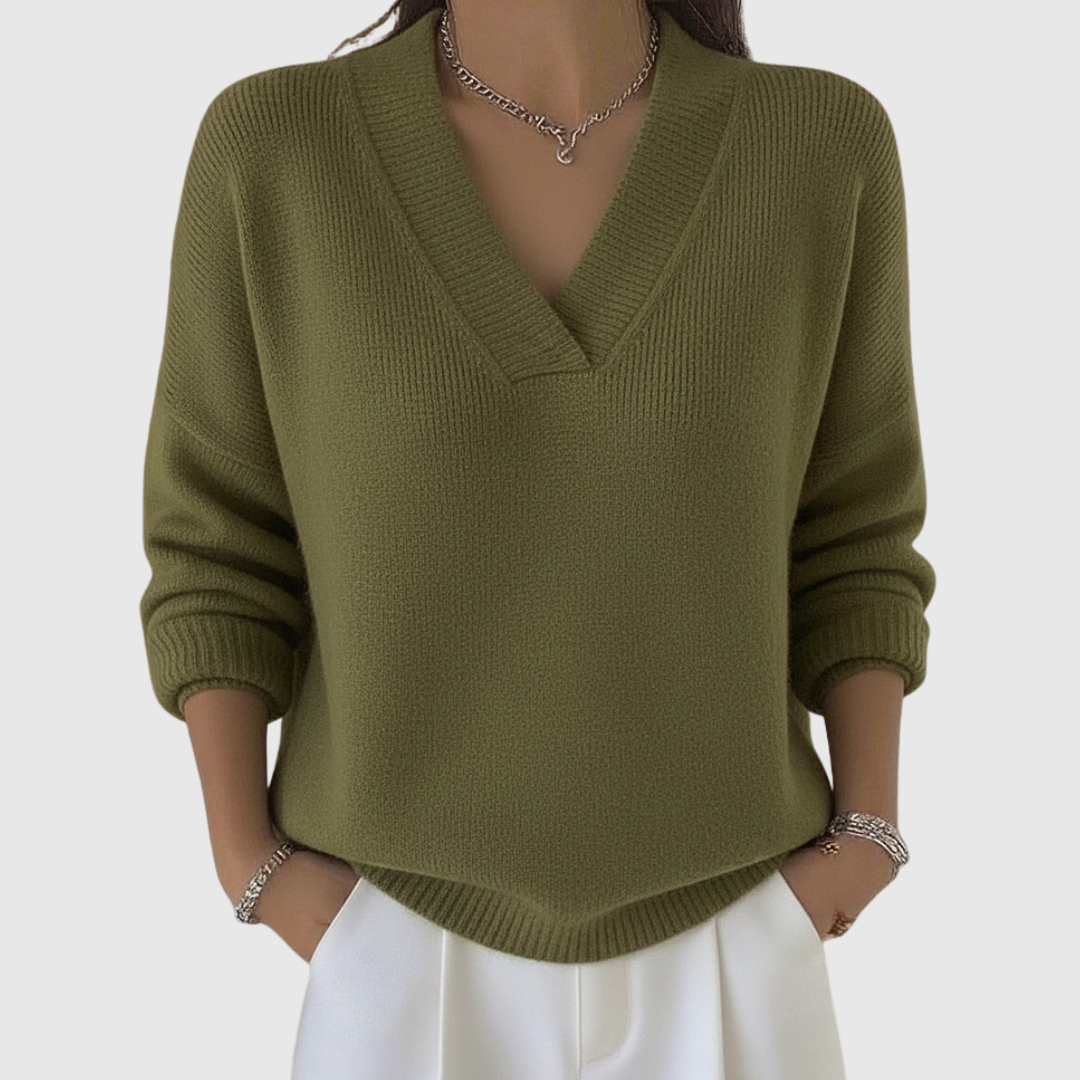 Pull à col V doux Danoir Paris, coupe décontractée, en tissu confortable, porté sur un mannequin avec fond neutre.