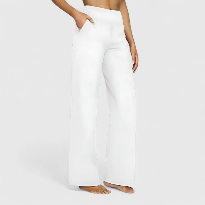 Pantalons sophistiqués Hilary de Danoir Paris, coupe élégante et tissu de qualité, portée pour un style chic et moderne.