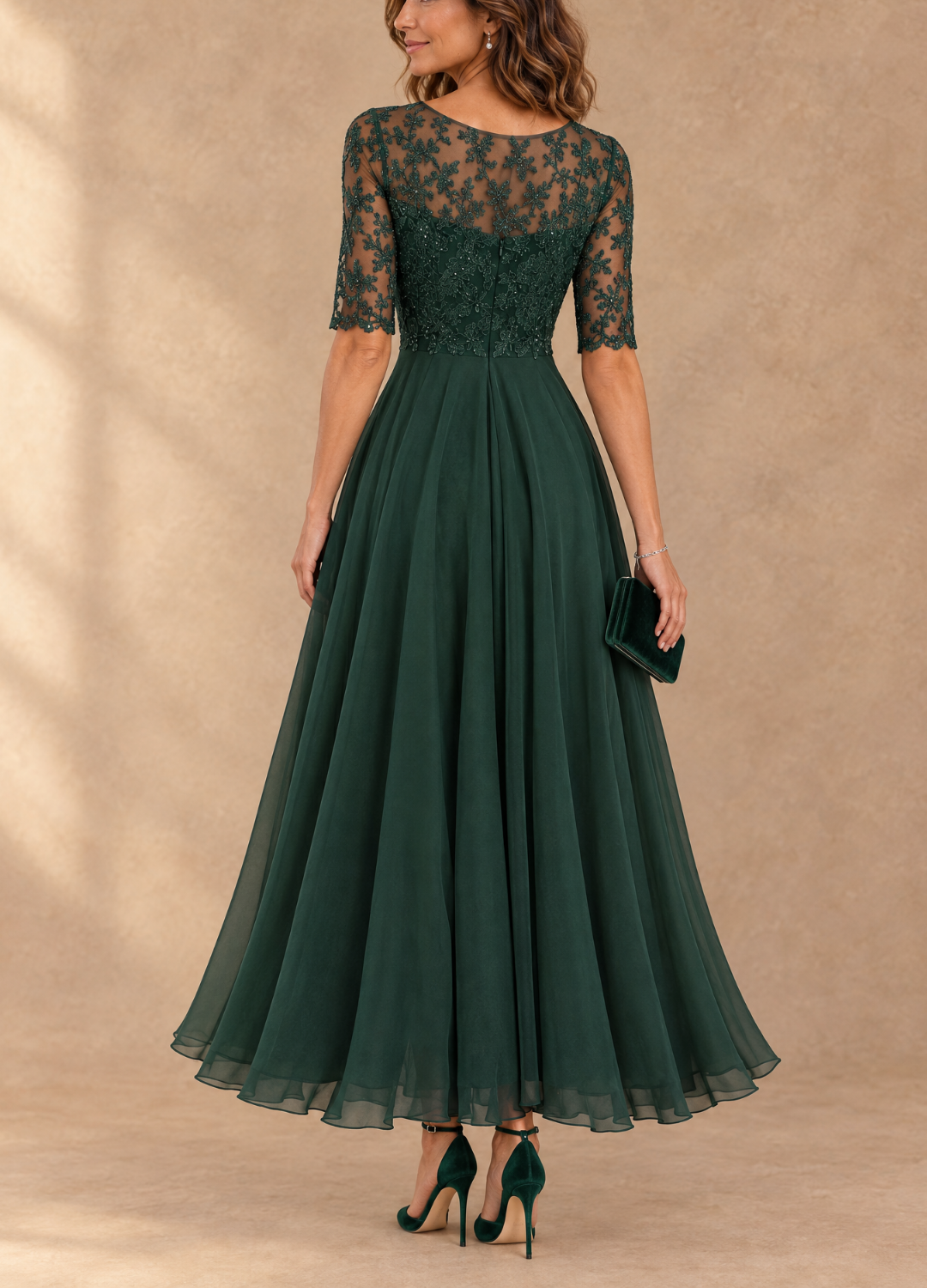 Robe en dentelle et chiffon Abella de Danoir Paris, élégante robe de soirée avec détails en dentelle et tissu fluide.