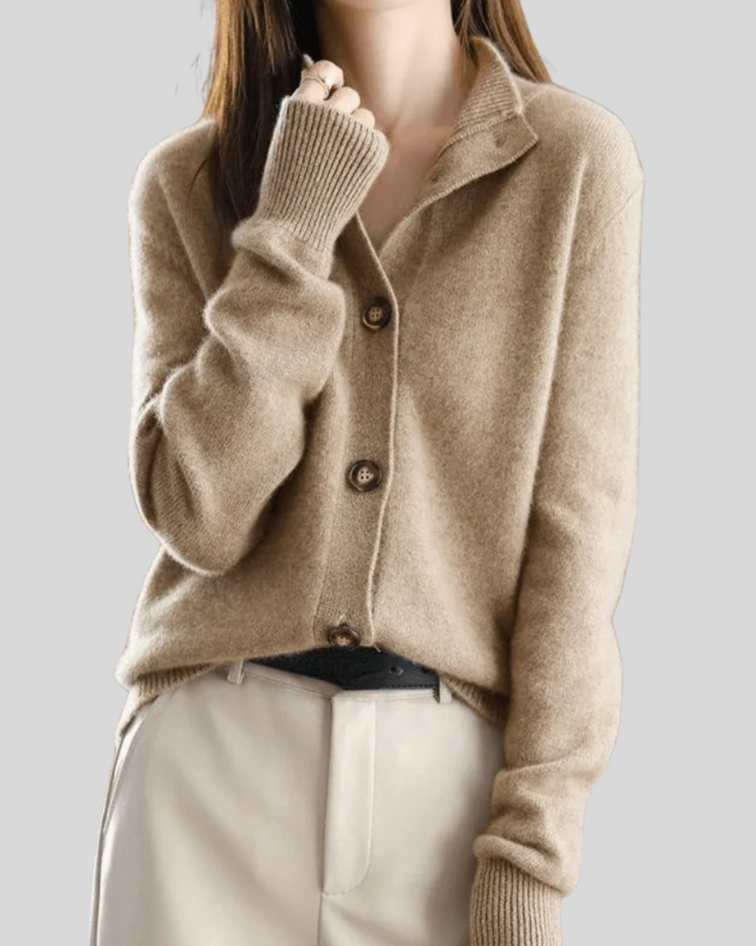 Cardigan en cachemire rétro Danoir Paris, doux et chaud, porté par-dessus un vêtement, avec un style vintage élégant.