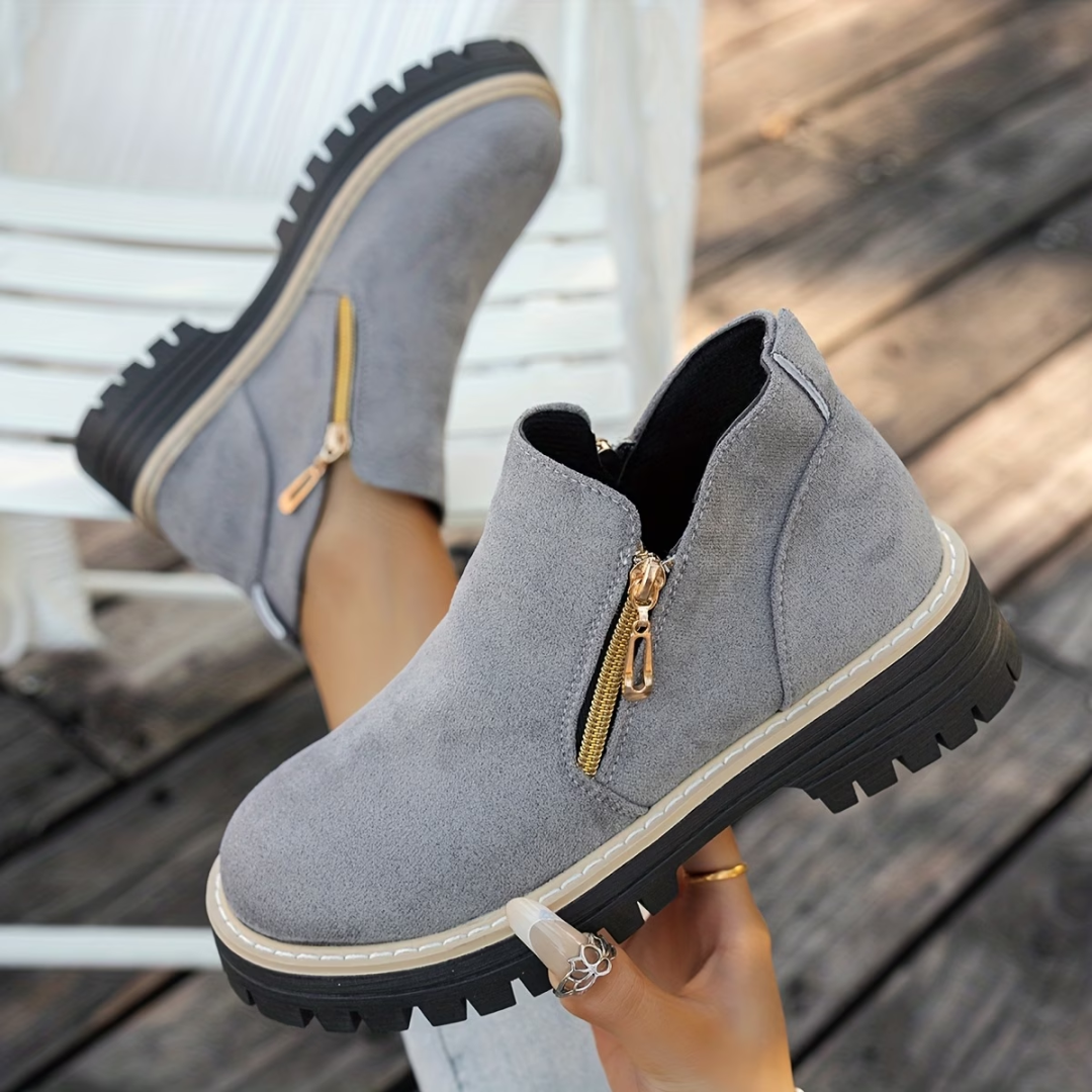 Bottines élégantes Mila de Danoir Paris en cuir noir avec talon moyen et design sophistiqué.
