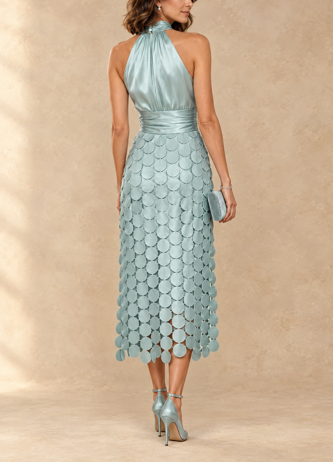 Robe midi élégante Danoir Paris pour cérémonies, tissu fluide, décolleté en V, détail sophistiqué, parfaite pour occasions spéciales.