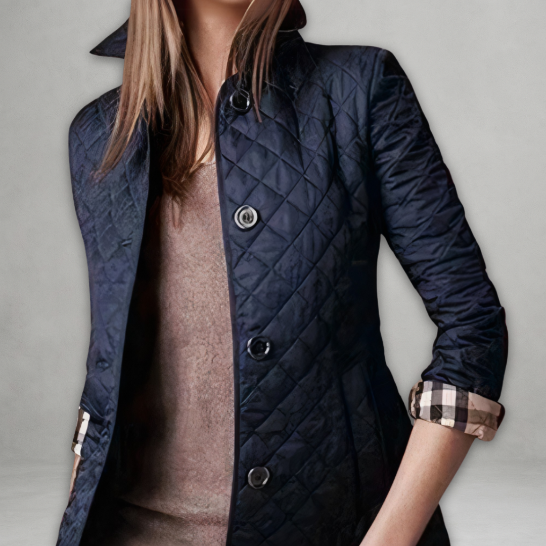 Veste d'automne Jennifer de Danoir Paris, tissu chaud avec boutons et col élégant, portée en extérieur.