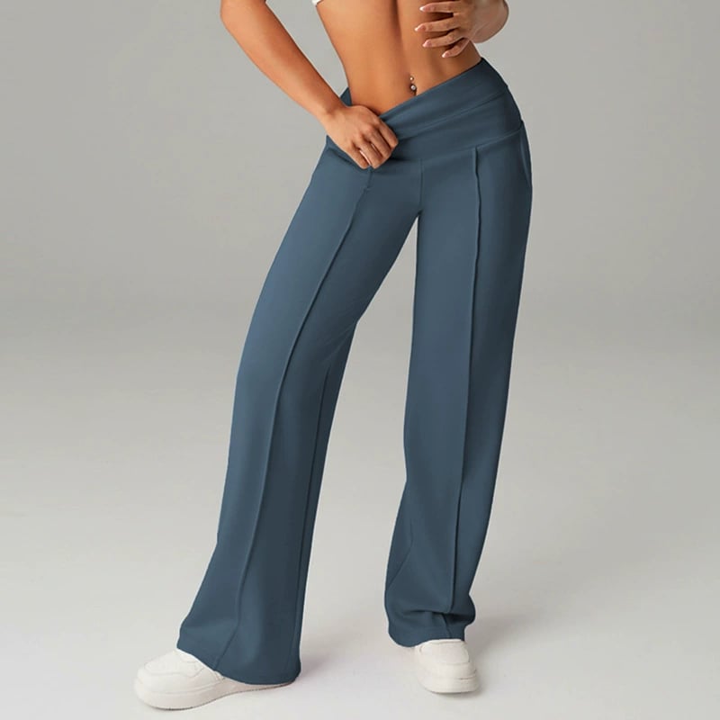 Pantalon femme à jambes larges et droites, taille haute en tissu extensible, de la marque Danoir Paris, porté en situation décontractée.