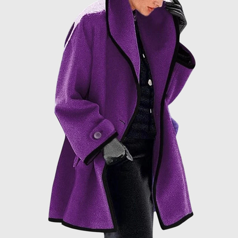 Veste en fleece élégante Maria de Danoir Paris, coupe moderne et tissu doux, portée sur un mannequin beige.