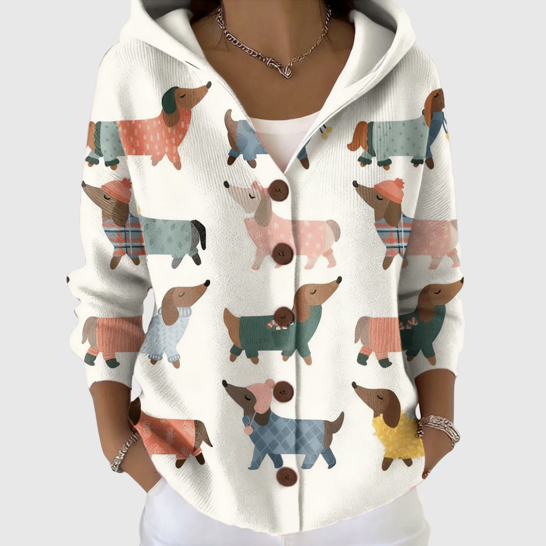 Cardigan confort à capuche en maille Danoir Paris, porté, avec boutons et poche kangourou, en tissu doux et chaud.