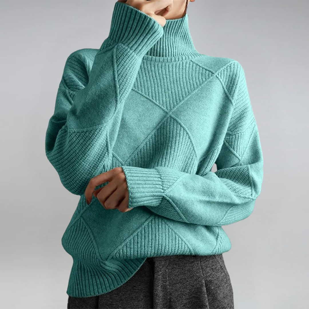 Pull en cachemire Danoir Paris Lauren, luxueux à col montant, douceur et élégance, couleur crème, porté sur un mannequin.