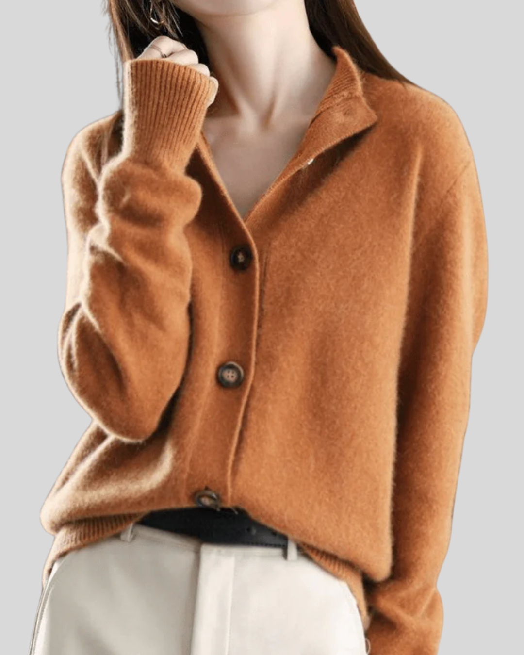 Cardigan en cachemire Danoir Paris, style rétro, couleur beige, texture douce et élégante, porté sur un mannequin.