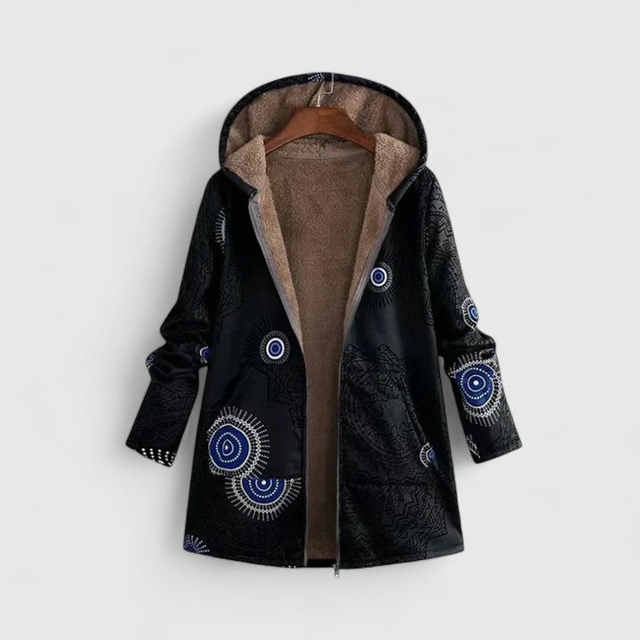 Veste confortable Hyraelleh de Danoir Paris, tissu doux et coupe décontractée, portée en extérieur.