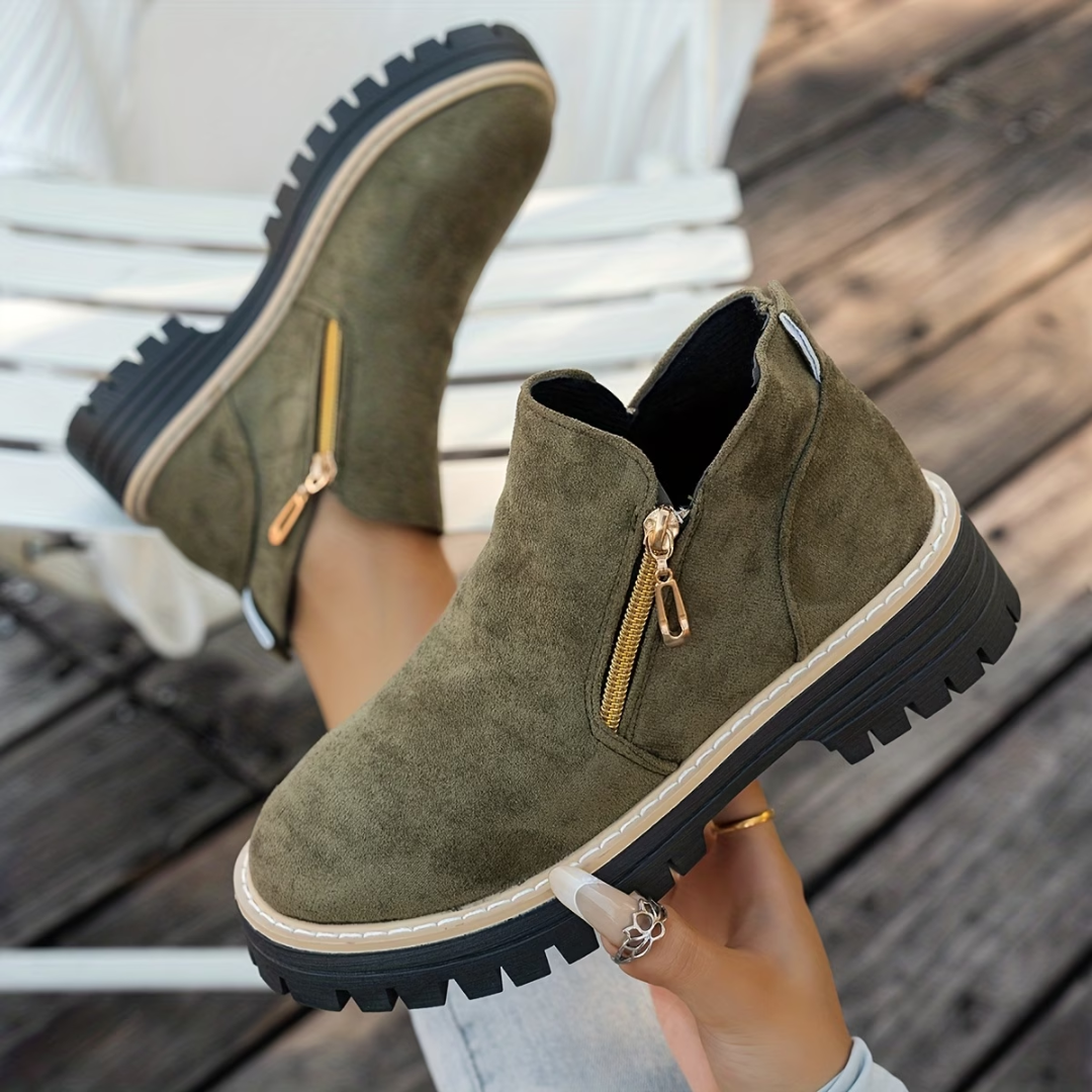 Bottines élégantes Mila de Danoir Paris en cuir noir avec talons, parfaites pour un look chic et sophistiqué.