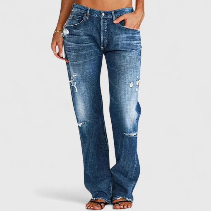 Pantalons pour femmes Danoir Paris Lianette, jeans élégants avec coupe ajustée et finition soignée, portés avec un haut blanc.