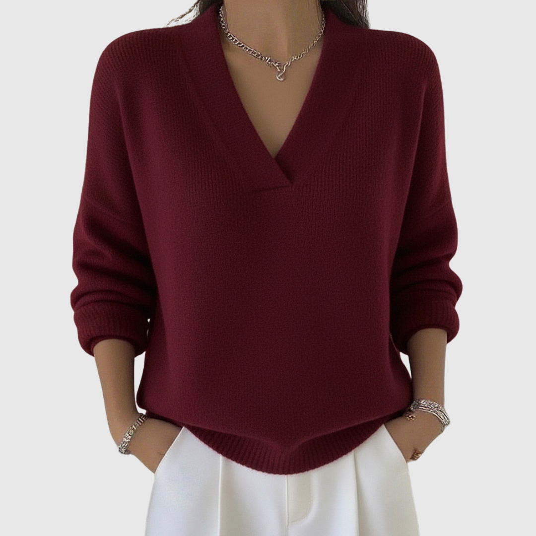 Pull à col V doux en coupe décontractée de Danoir Paris, en laine mérinos beige, porté sur un mannequin dans un décor intérieur.