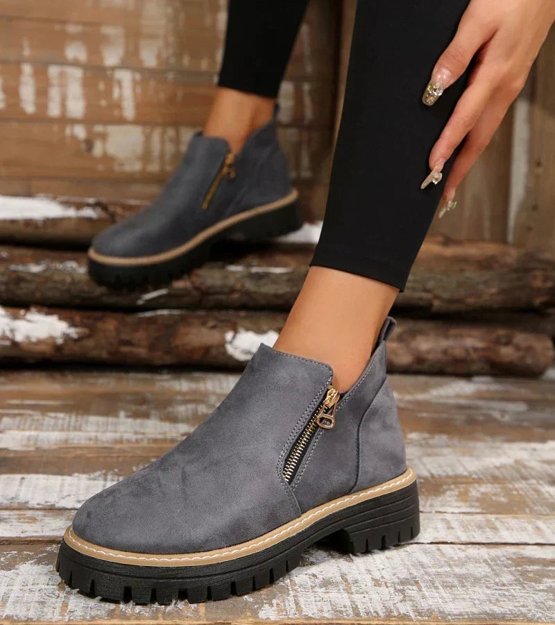 Bottines confort Alessia de Danoir Paris en cuir noir, avec talon moyen et semelle antidérapante, vues de face.