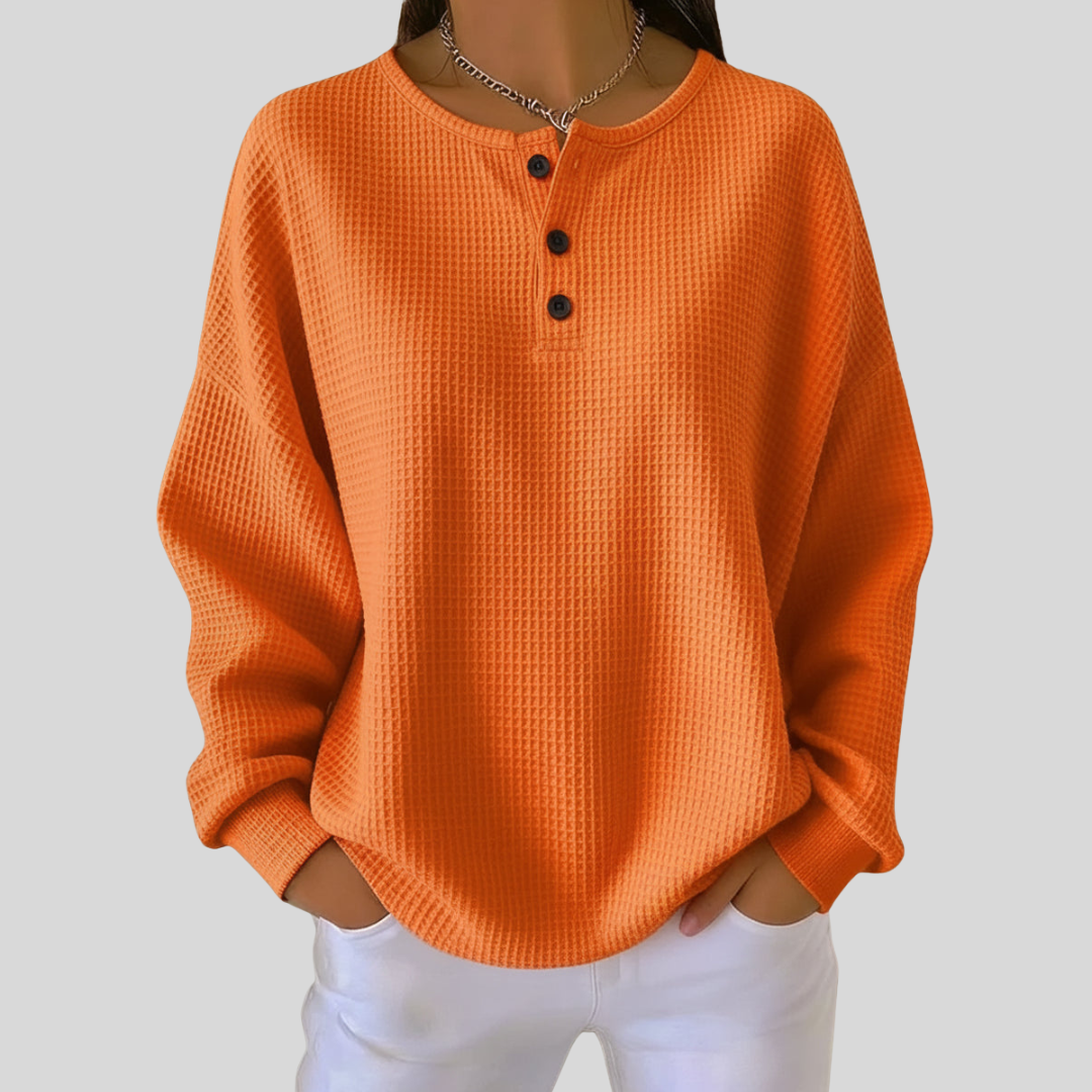 Haut Henley en tricot waffle décontracté Romy de Danoir Paris, tissu doux et look confortable, porté sur mannequin.