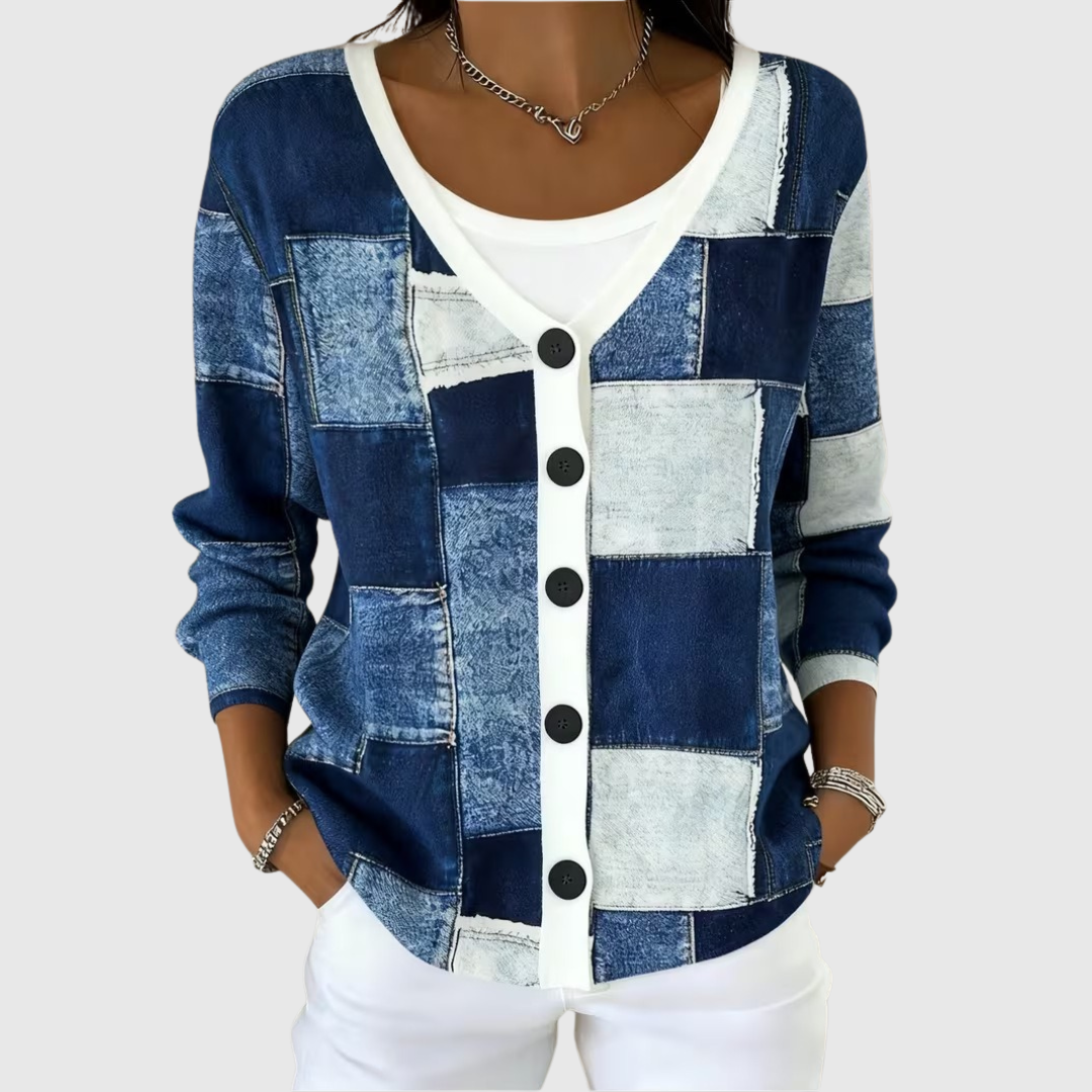 Cardigan en maille confortable de Danoir Paris avec boutons, porté, couleur neutre, détails de la texture en gros plan