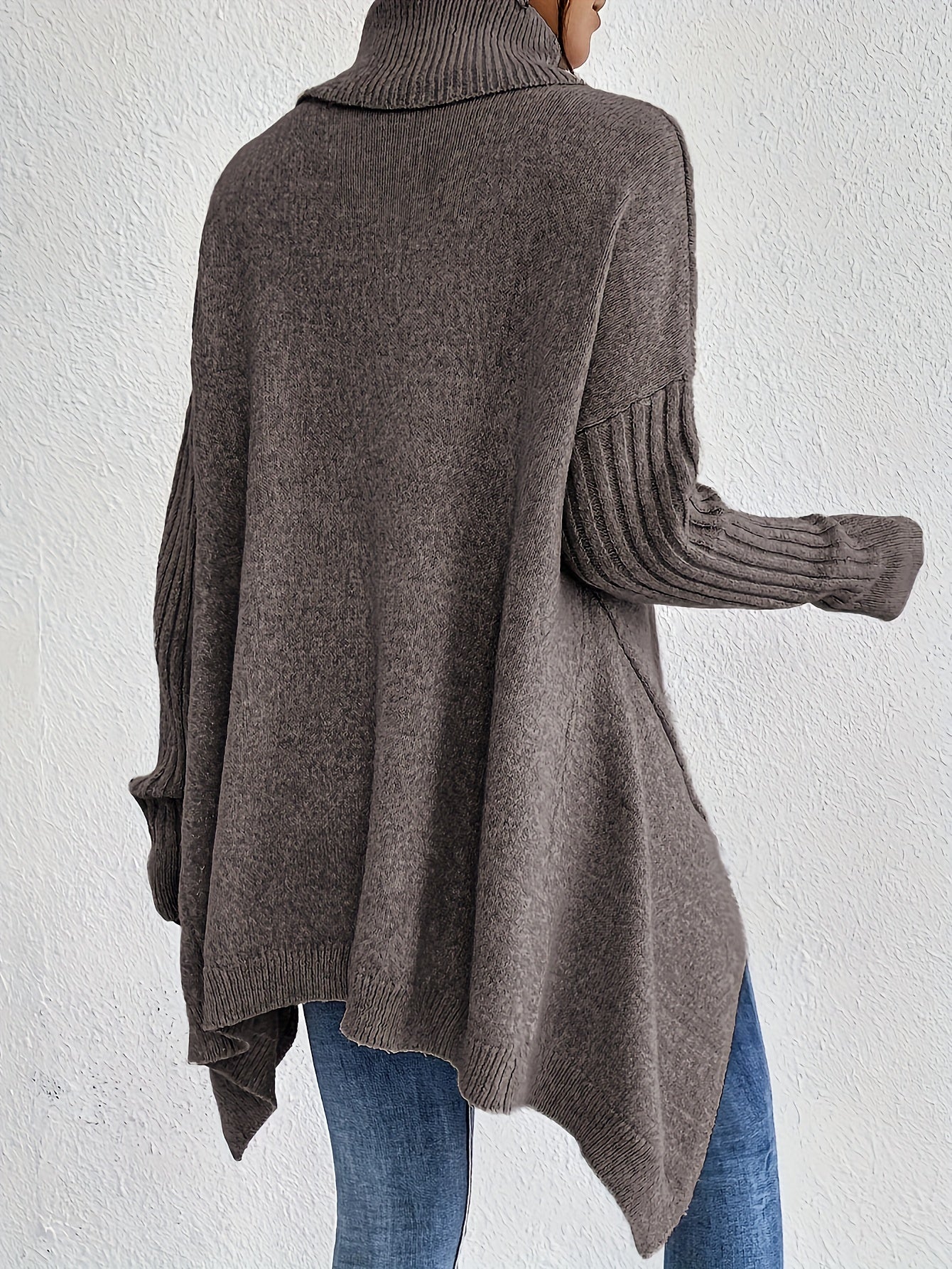 Pull confortable Audrey de Danoir Paris, en maille douce, porté sur un mannequin, couleur neutre, style décontracté et élégant.