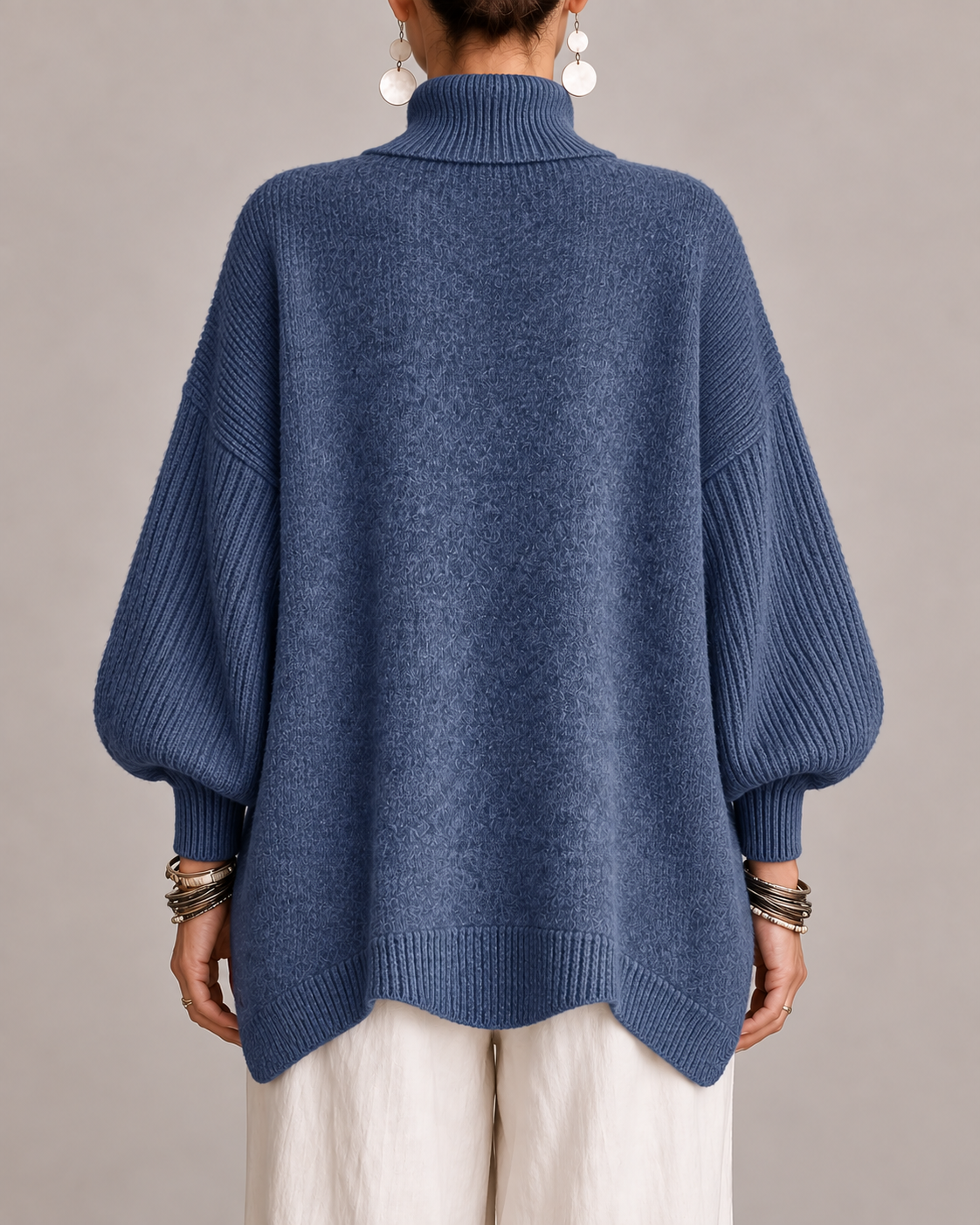 Pull élégant à col roulé Kathleen de Danoir Paris, en maille douce, couleur neutre, porté sur mannequin, détails du col roulé visible