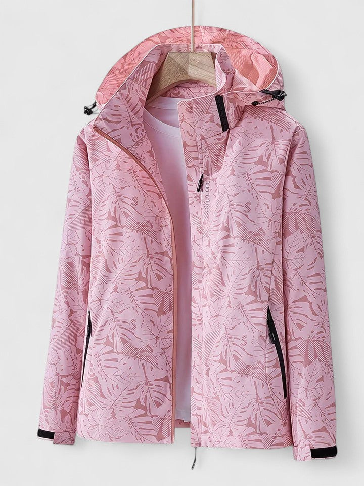 Veste élégante Thanyelle Danoir Paris en tissu noir avec boutons, portée sur un mannequin dans une image claire.