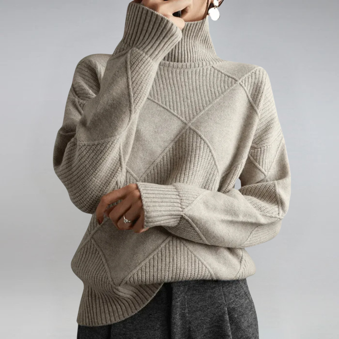 Pull en cachemire Danoir Paris Lauren, doux et luxueux, avec col montant et coupe élégante, porté sur mannequin.
