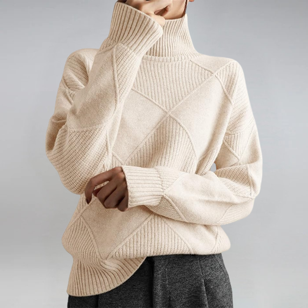 Pull en cachemire luxe Lauren de Danoir Paris, à col montant, doux et chaud, porté sur un fond neutre, détail du tissu et du col.