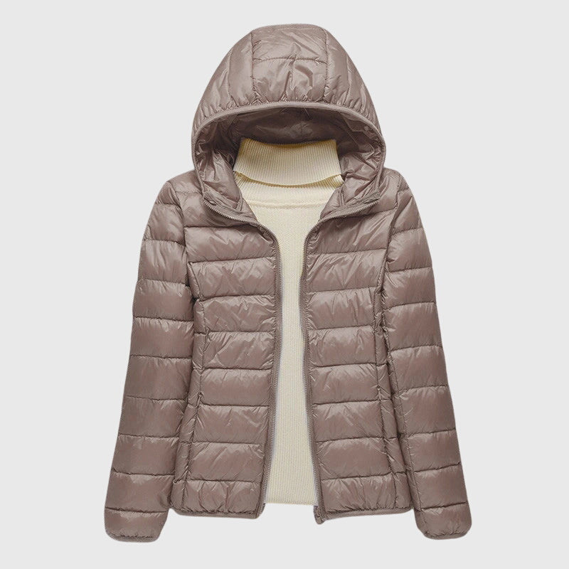 Veste matelassée ultra-légère Lily™ de Danoir Paris, aspect rembourré, couleur neutre, portée sur mannequin.