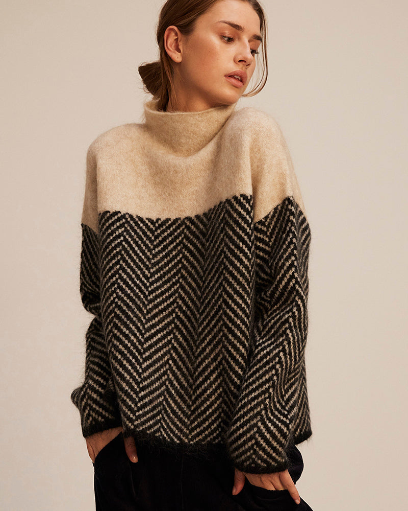 Pull en coton Norah à col montant signé Danoir Paris, couleur neutre, porté sur mannequin.