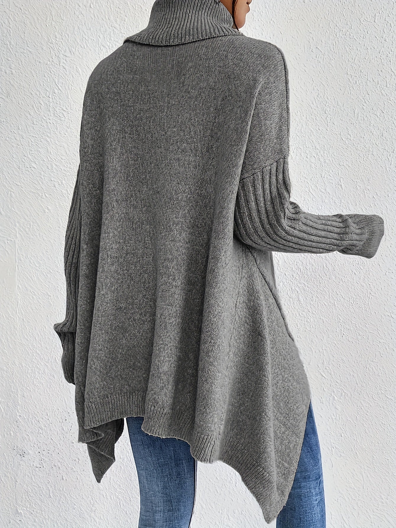 Pull confortable Audrey de Danoir Paris en maille douce, porté sur un modèle féminin, visible en couleur neutre.