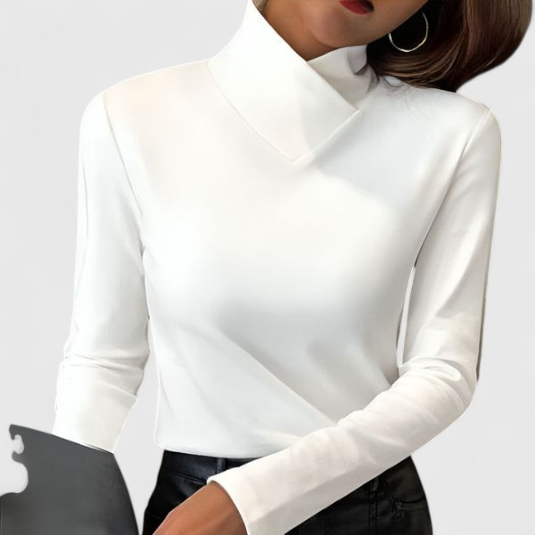 Pull élégant col montant Danoir Paris en clair, mode chic et confortable, porté avec des détails visibles sur le haut.