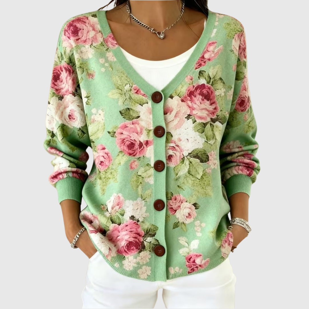 Cardigan en maille confortable Danoir Paris avec boutons, porté sur un mannequin, couleur neutre, détails de finition visibles.
