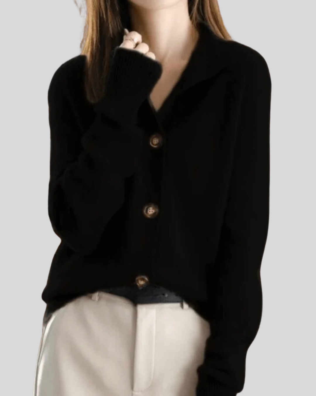Cardigan en cachemire rétro Danoir Paris, couleur claire, avec détails en tricot, porté sur un mannequin.