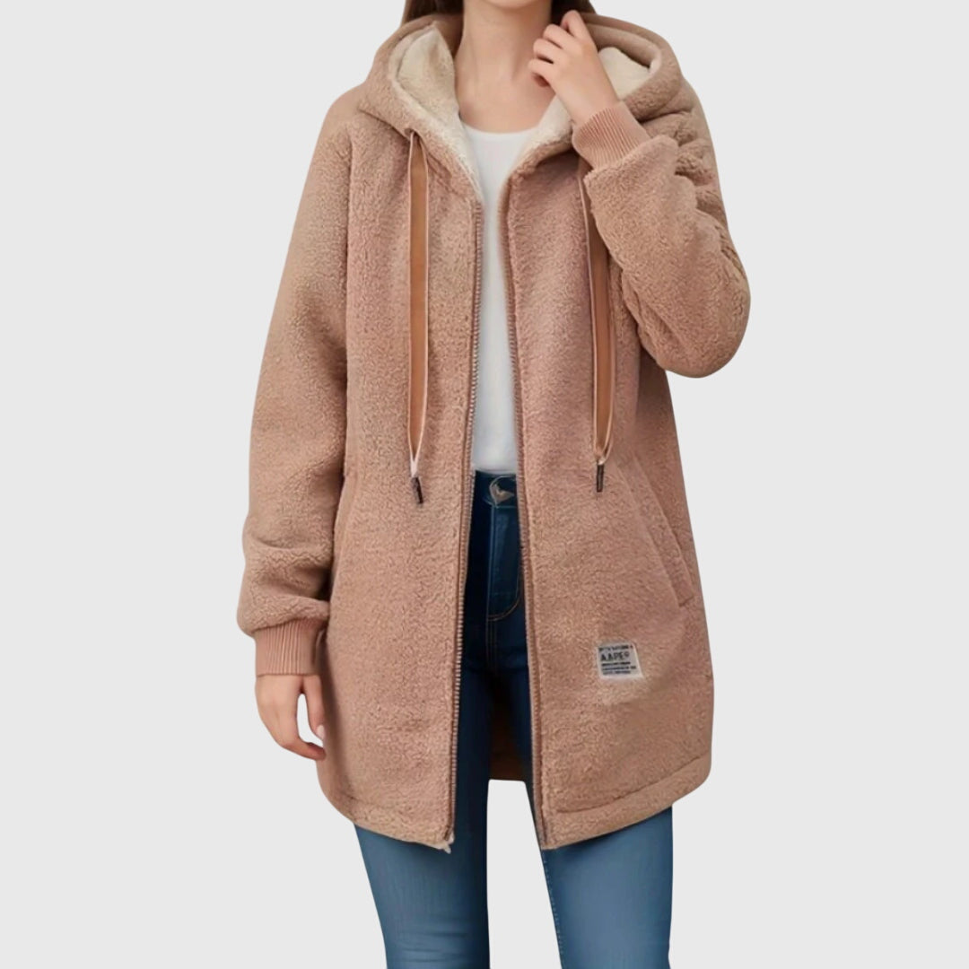 Veste en polaire pour femme Lieke™ de Danoir Paris, jas chaud et confortable, couleur gris clair, portée ouverte.