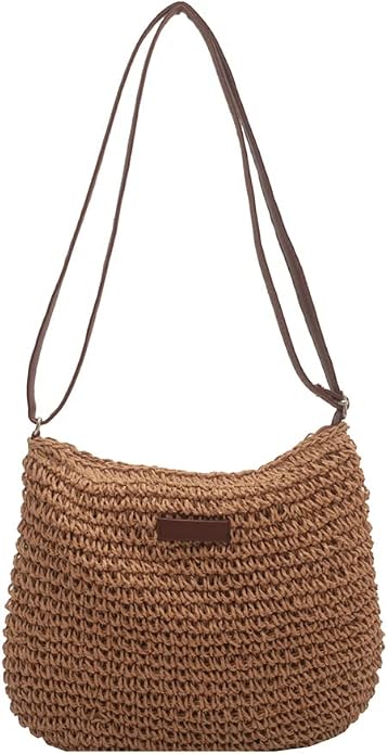 Sac Kathy élégant de Danoir Paris, en cuir noir avec bandoulière, porté sur l'épaule, style chic et moderne.