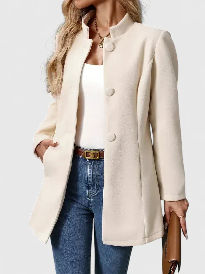 Veste élégante Carmelyssa de Danoir Paris, en tissu chic, portée sur un mannequin avec détails de couture et style sophistiqué.