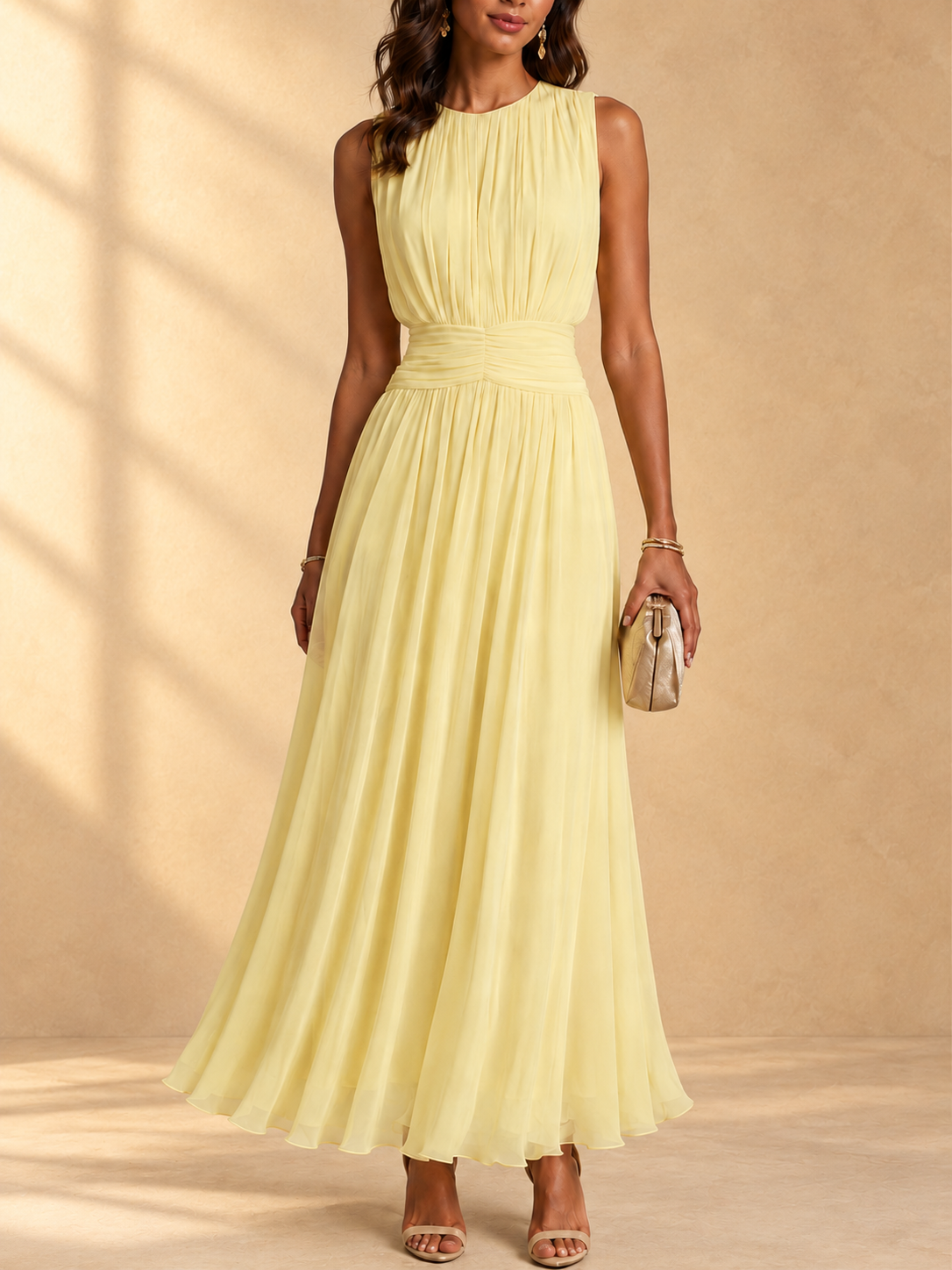 Robe maxi sans manches en chiffon noire Danoir Paris, avec taille froncée et coupe fluide, idéale pour l'été.
