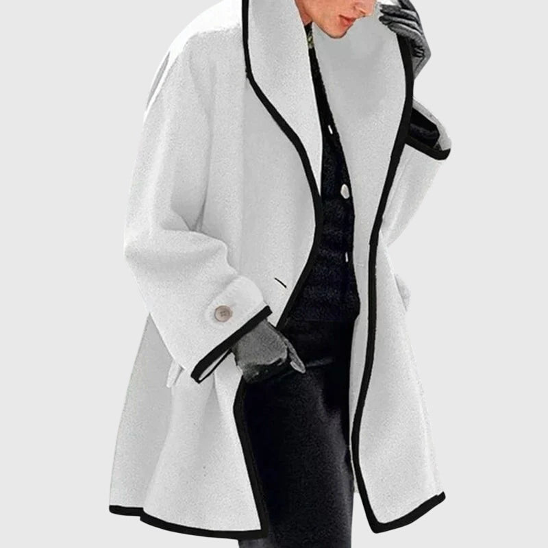 Veste en fleece élégante Maria™ de Danoir Paris, tissu doux et moderne, portée en plein air avec col et manches longues.