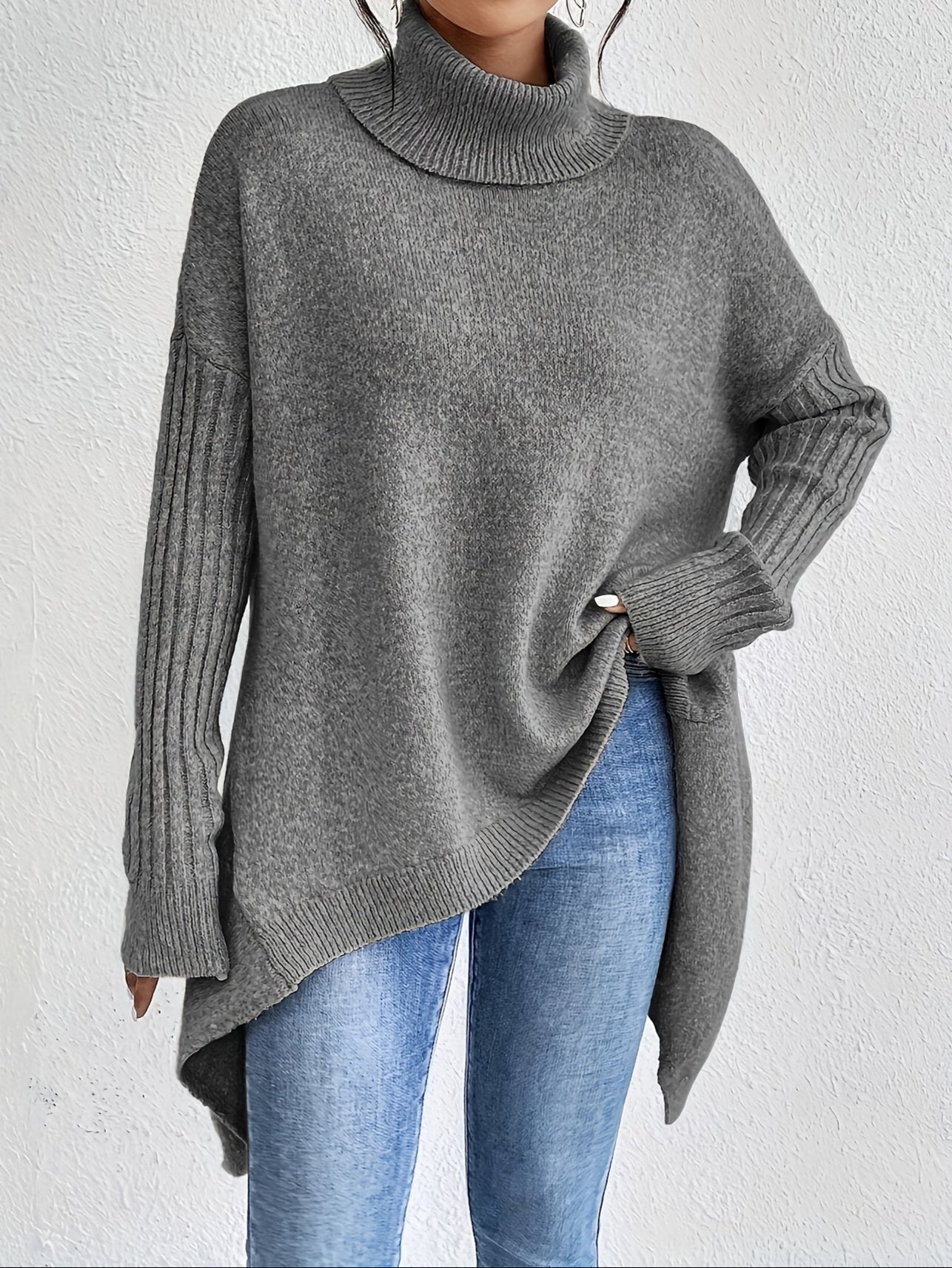 Pull confortable Audrey de Danoir Paris, en laine douce, porté avec col rond et manches longues, couleur neutre.