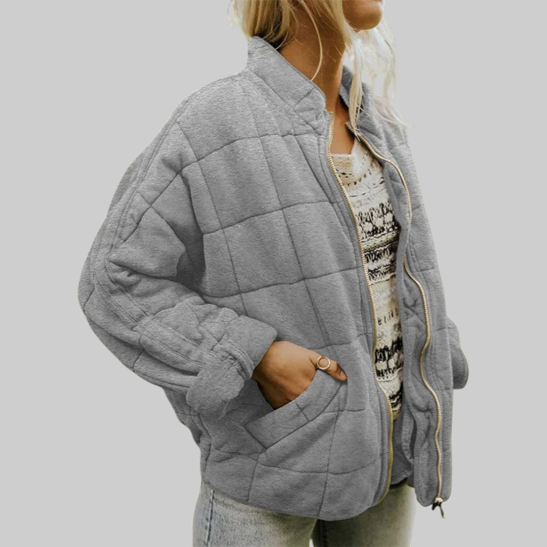 Veste matelassée oversize élégante Josiane™ de Danoir Paris, vue de face avec col haut et coutures apparentes.